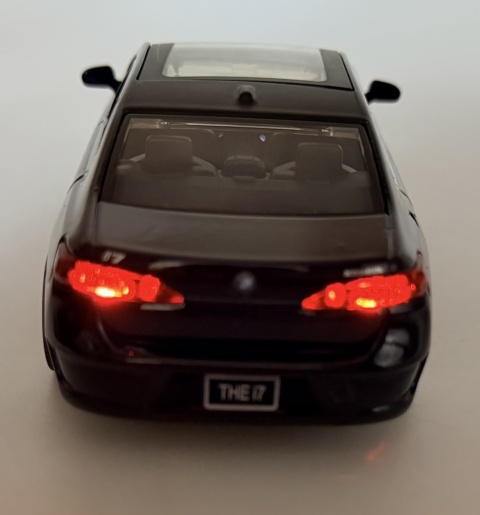 BMW i7 z napędem światło dźwięk model METAL 1:32 MSZ 68730 granatowy