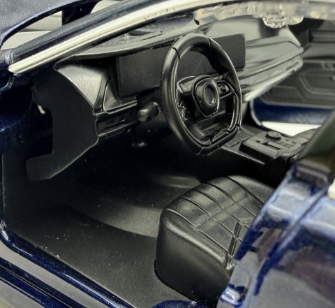 BMW i7 z napędem światło dźwięk model METAL 1:32 MSZ 68730 granatowy