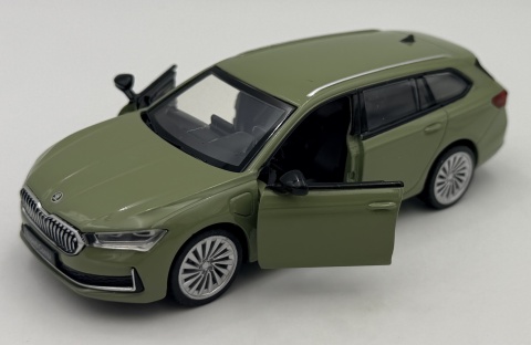 Skoda Superb Combi IV z napędem światło dźwięk METAL 1:35 MSZ 68745 zielony