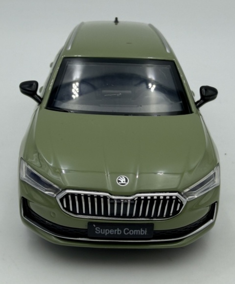 Skoda Superb Combi IV z napędem światło dźwięk METAL 1:35 MSZ 68745 zielony