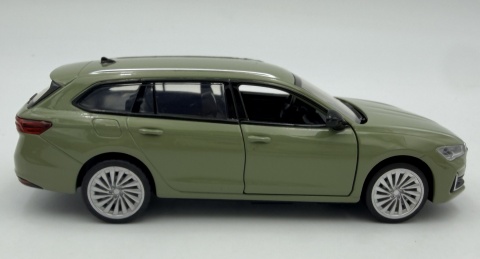 Skoda Superb Combi IV z napędem światło dźwięk METAL 1:35 MSZ 68745 zielony