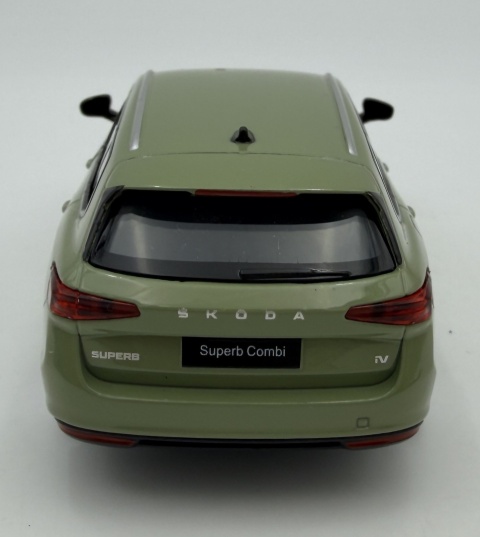 Skoda Superb Combi IV z napędem światło dźwięk METAL 1:35 MSZ 68745 zielony