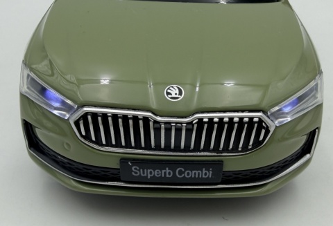 Skoda Superb Combi IV z napędem światło dźwięk METAL 1:35 MSZ 68745 zielony