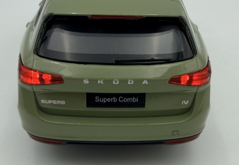 Skoda Superb Combi IV z napędem światło dźwięk METAL 1:35 MSZ 68745 zielony