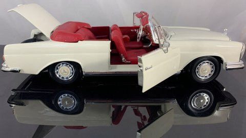 Mercedes 280 SE Cabrio '67 1:18 model Maisto 31811 Mercedes 280 SE Cabrio '67 1:18 model Maisto 31811