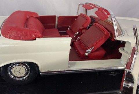 Mercedes 280 SE Cabrio '67 1:18 model Maisto 31811 Mercedes 280 SE Cabrio '67 1:18 model Maisto 31811