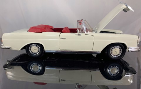 Mercedes 280 SE Cabrio '67 1:18 model Maisto 31811 Mercedes 280 SE Cabrio '67 1:18 model Maisto 31811