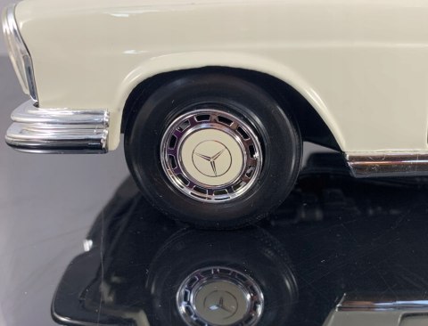 Mercedes 280 SE Cabrio '67 1:18 model Maisto 31811 Mercedes 280 SE Cabrio '67 1:18 model Maisto 31811