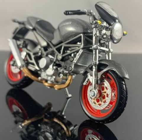 DUCATI Monster S4 na podstawce model 1:18 Maisto DUCATI Monster S4 na podstawce model 1:18 Maisto