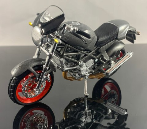 DUCATI Monster S4 na podstawce model 1:18 Maisto DUCATI Monster S4 na podstawce model 1:18 Maisto