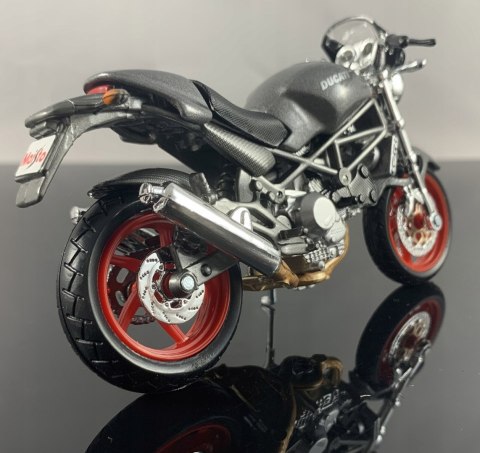 DUCATI Monster S4 na podstawce model 1:18 Maisto DUCATI Monster S4 na podstawce model 1:18 Maisto