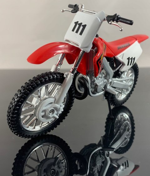 HONDA CR 250 R na podstawce model 1:18 Maisto HONDA CR 250 R na podstawce model 1:18 Maisto