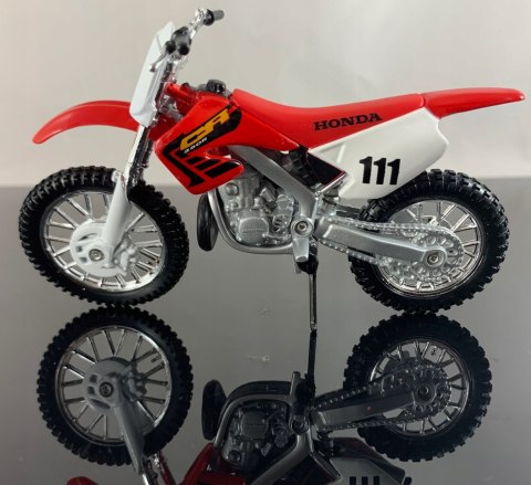 HONDA CR 250 R na podstawce model 1:18 Maisto HONDA CR 250 R na podstawce model 1:18 Maisto