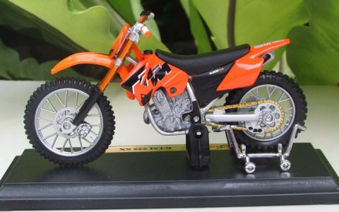 KTM 525 SX na podstawce model 1:18 Maisto KTM 525 SX na podstawce model 1:18 Maisto