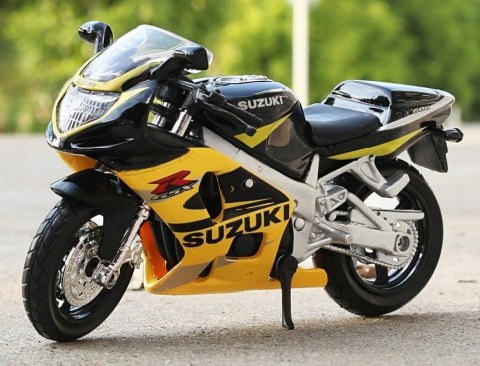 SUZUKI GSX R600 na podstawce model 1:18 Maisto SUZUKI GSX R600 na podstawce model 1:18 Maisto