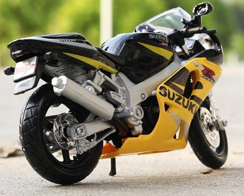 SUZUKI GSX R600 na podstawce model 1:18 Maisto SUZUKI GSX R600 na podstawce model 1:18 Maisto