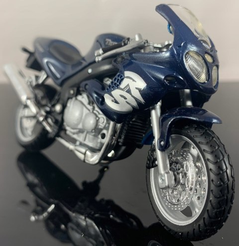 TRIUMPH 955i Sprint RS na podstawce 1:18 Maisto TRIUMPH 955i Sprint RS na podstawce 1:18 Maisto