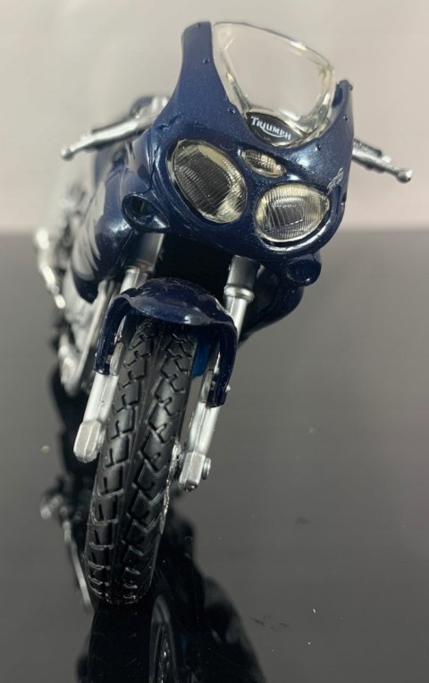 TRIUMPH 955i Sprint RS na podstawce 1:18 Maisto TRIUMPH 955i Sprint RS na podstawce 1:18 Maisto