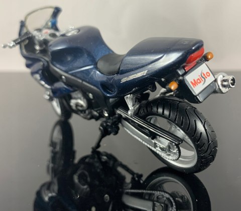 TRIUMPH 955i Sprint RS na podstawce 1:18 Maisto TRIUMPH 955i Sprint RS na podstawce 1:18 Maisto