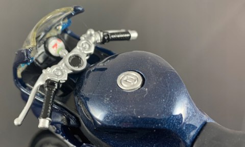 TRIUMPH 955i Sprint RS na podstawce 1:18 Maisto TRIUMPH 955i Sprint RS na podstawce 1:18 Maisto